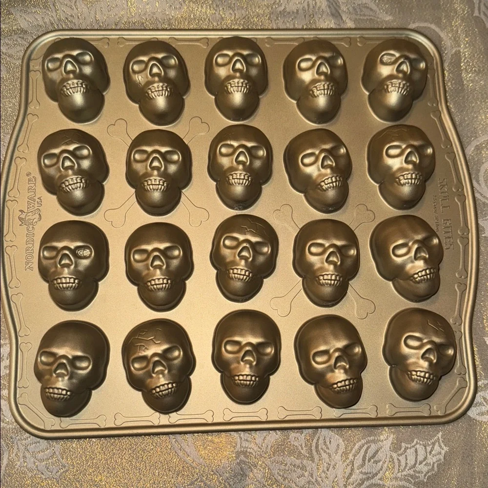 NORDICWARE SKULL BITES BAKING PAN - Picture 3 of 3